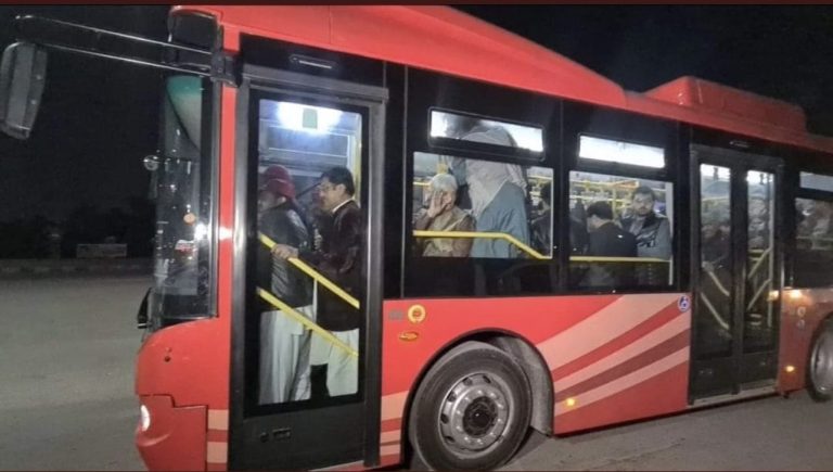 Passengers Raise Concerns Over Karachi Red Bus Service: Overcrowding and High Fares Top List