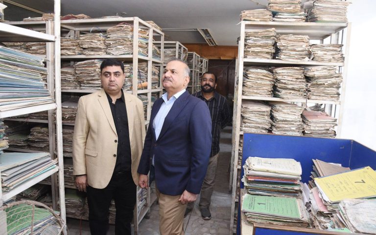 DG KDA Conducts Surprise Visit to Land and IT Departments Over Public Complaints